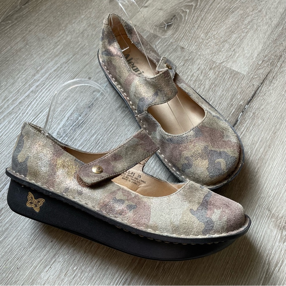 Alegria Women's Mary Jane Camo Metallic Leather Shoe - Beige